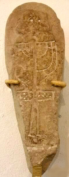 a mixture of stature menhir and incised stela