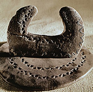 Vase-top in the form of horns.